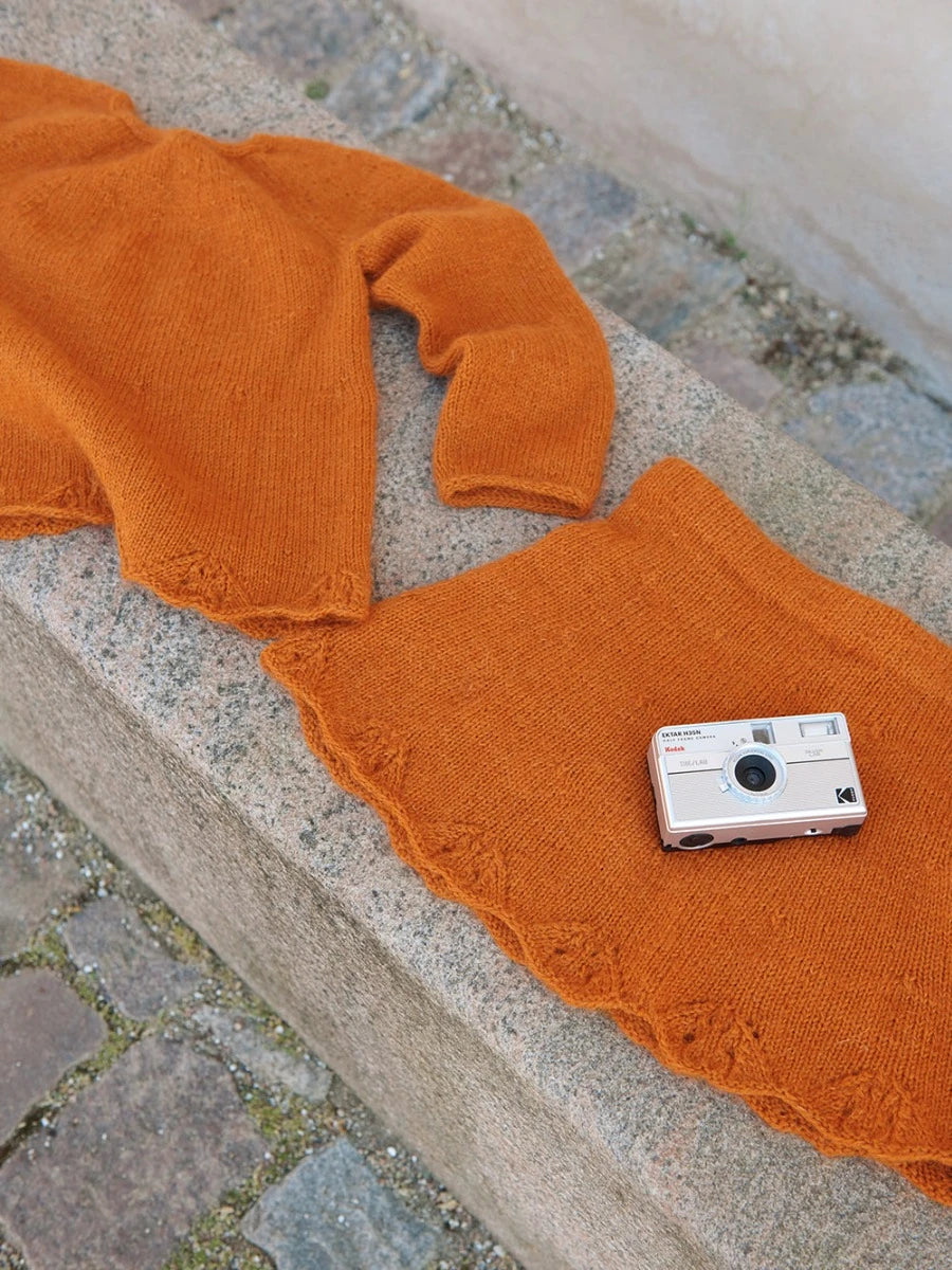 2408-7 Augustine genser og skjørt Papir Enkeltoppskrift Sandnes Garn