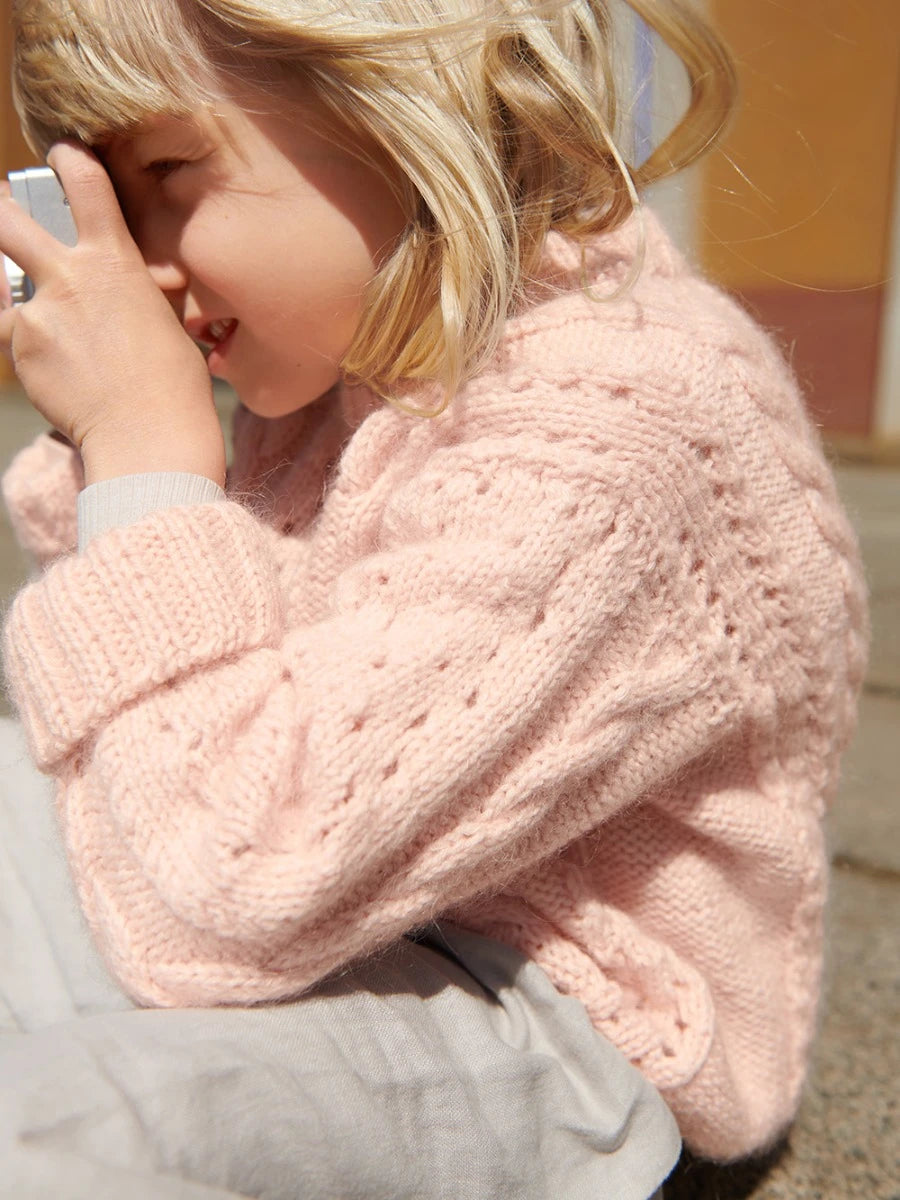 2408 Mykt til barn Nr 1 Cornelia Sweater Junior Enkeltoppskrift Sandnes Garn