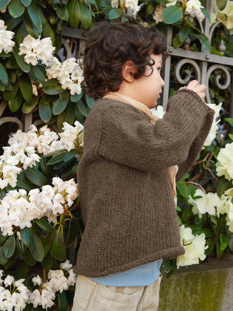 2408 Mykt til barn Nr.2b Kinsley Sweater Junior Enkeltoppskrift Sandnes Garn