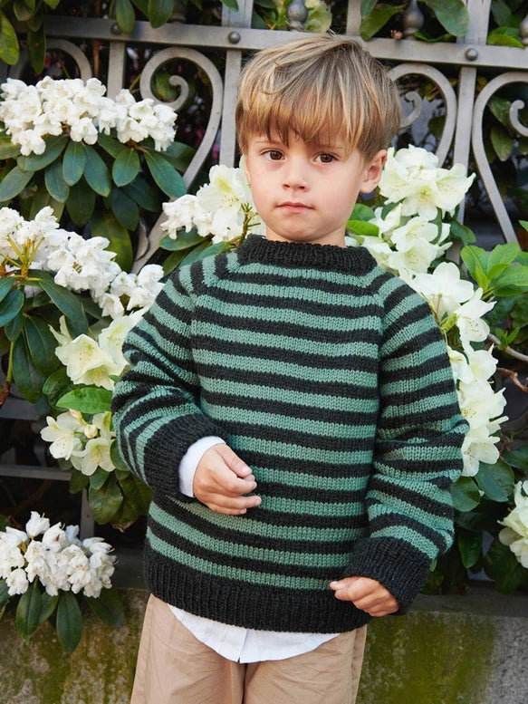 2408 Mykt til barn Nr 3a South Sweater Junior Enkeltoppskrift Sandnes Garn