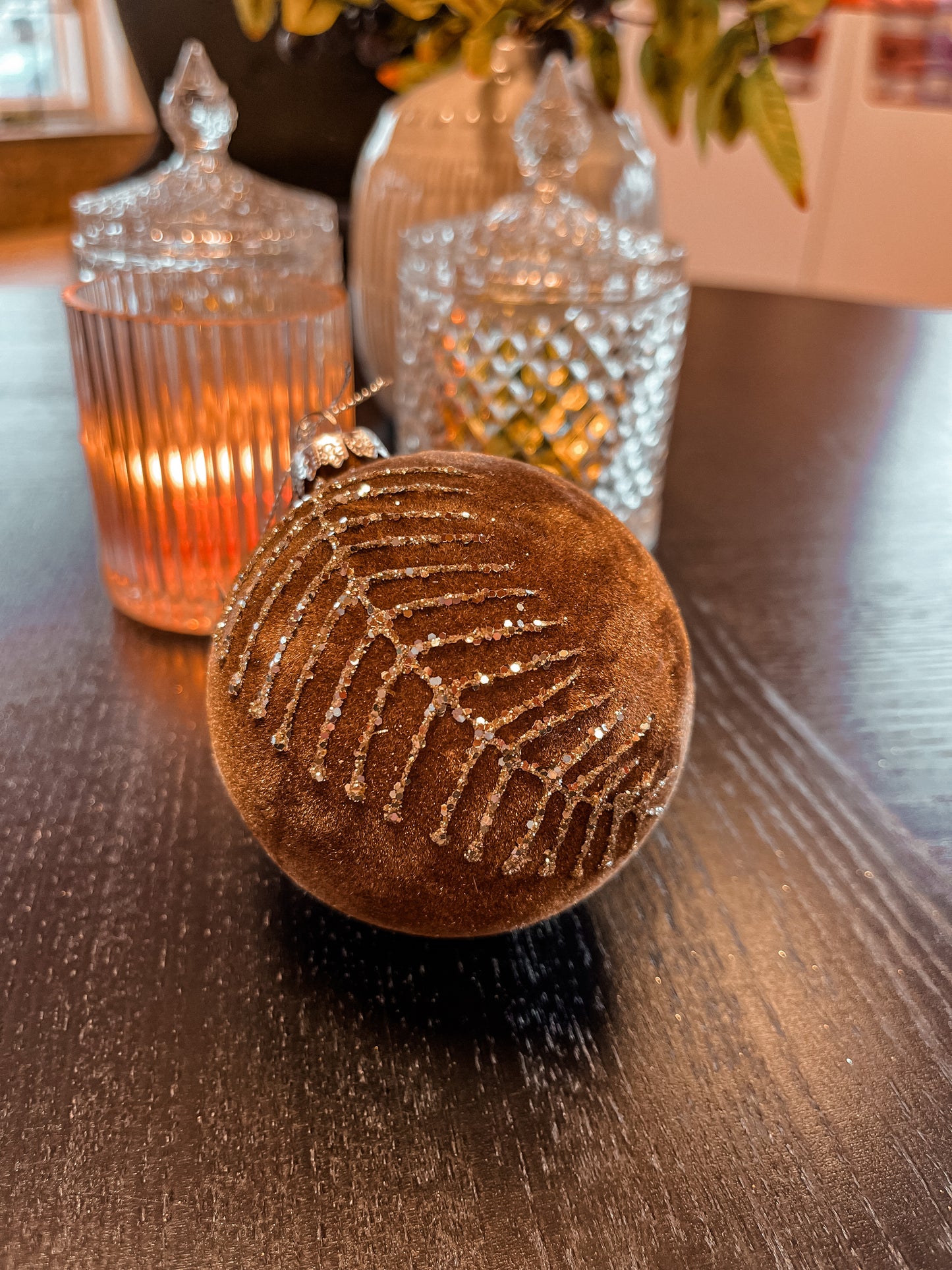 Brun fløyelskule med glitterfjær Jul