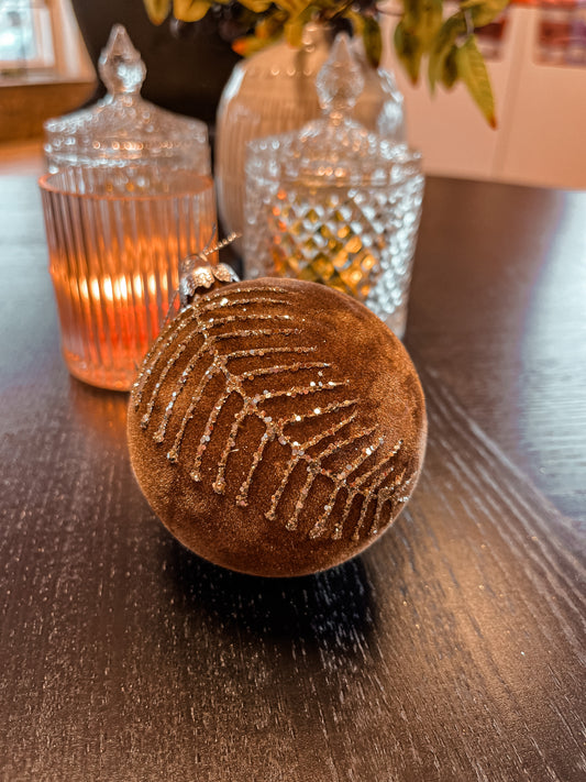 Brun fløyelskule med glitterfjær Jul