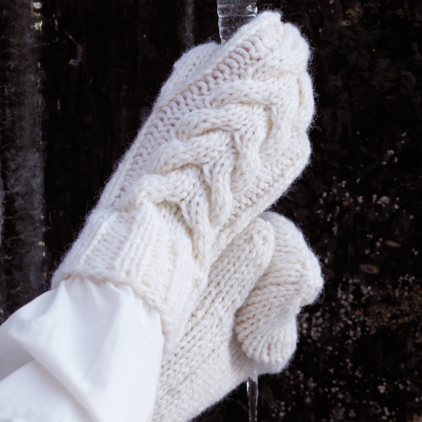 Lue og votter i flettestrikk Hillesvåg Ullvarefabrikk Garnpakke