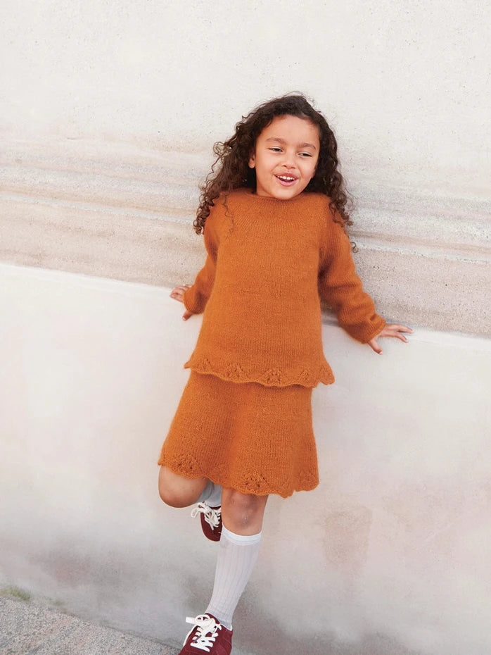 2408-7 Augustine genser og skjørt Papir Enkeltoppskrift Sandnes Garn